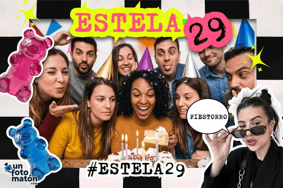 Invitadas posando delante del photocall digital en un cumpleaños