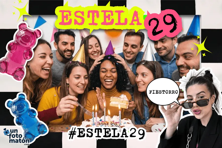 Grupo de amigos soplando las velas, captado con el photocall digital