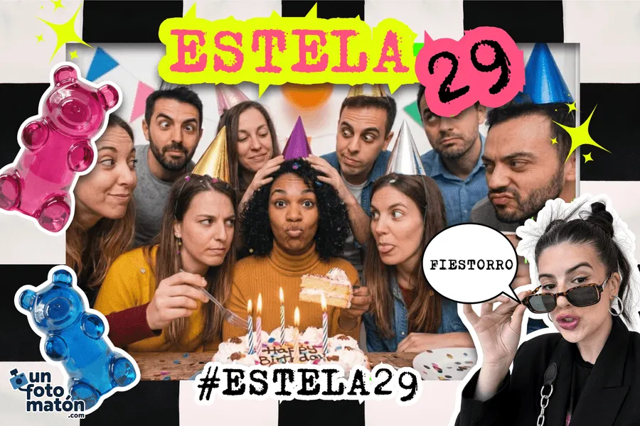 Momento de cortar la tarta con el marco personalizado aplicado