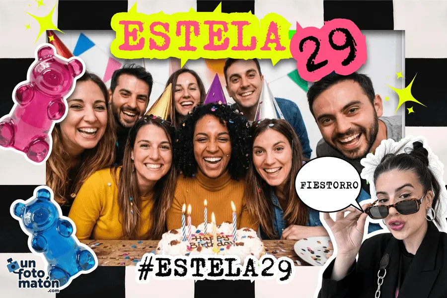 Invitados haciéndose una foto de grupo con el photocall digital