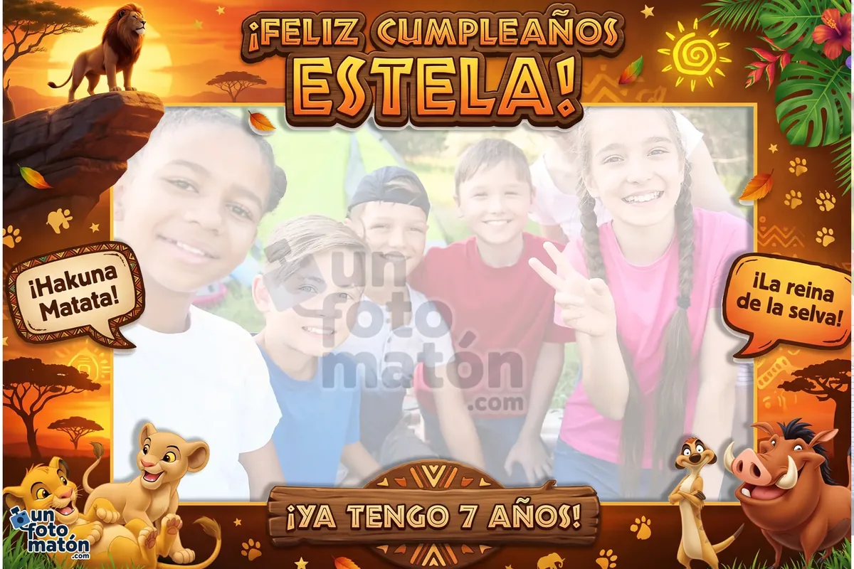 Photocall de El Rey León — Simba, Mufasa, Timón y Pumba en la sabana africana con la Roca del Rey · personalizable